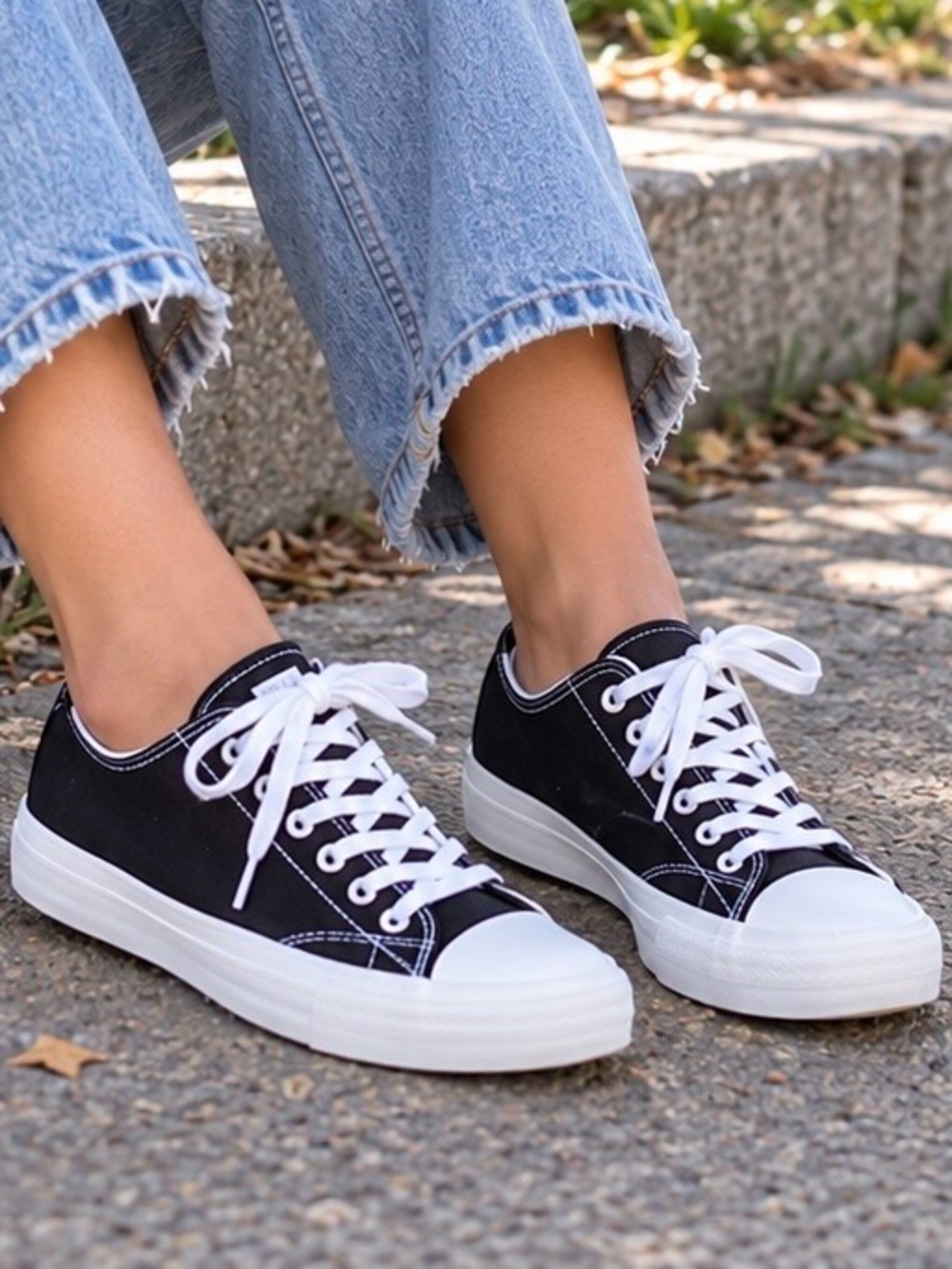 No Boundaries Women’s 9W Black Canvas Low Top Sneakers Memory Foam Lace Up